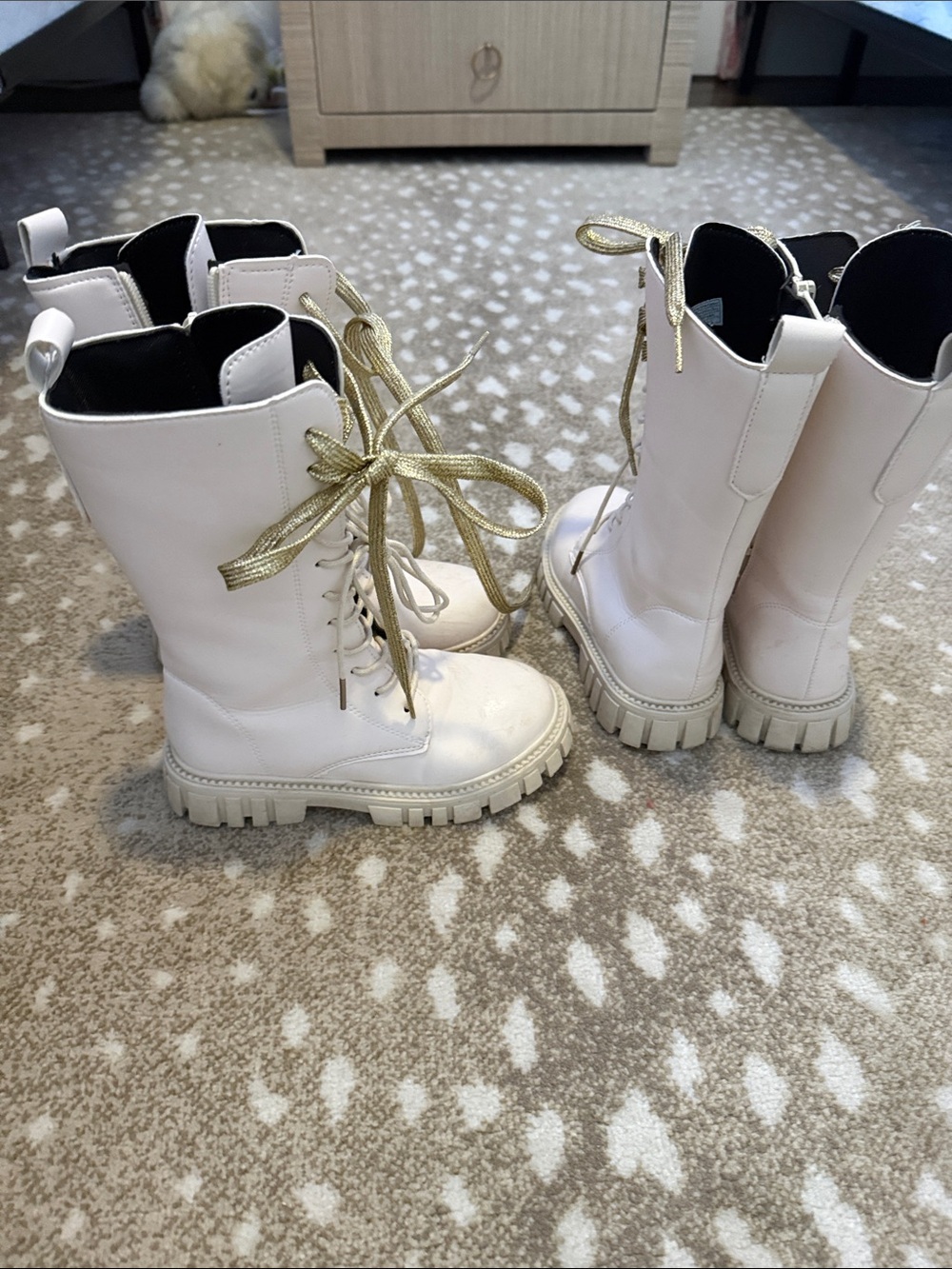 K-pop demon hunters Kids Cream Combat Boots with Gold Laces size 31 12.5/13/1 - Picture 4 of 5